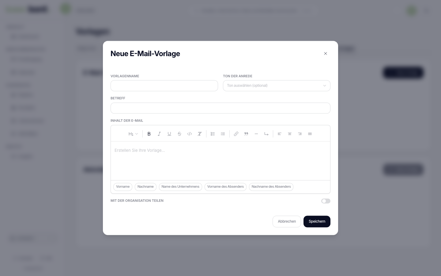 Der Dialog Neue E-Mail-Vorlage mit Feldern für Name, Anrede-Ton, Betreff und Rich-Text-Body, Variablen-Chips und einem Toggle Mit Organisation teilen